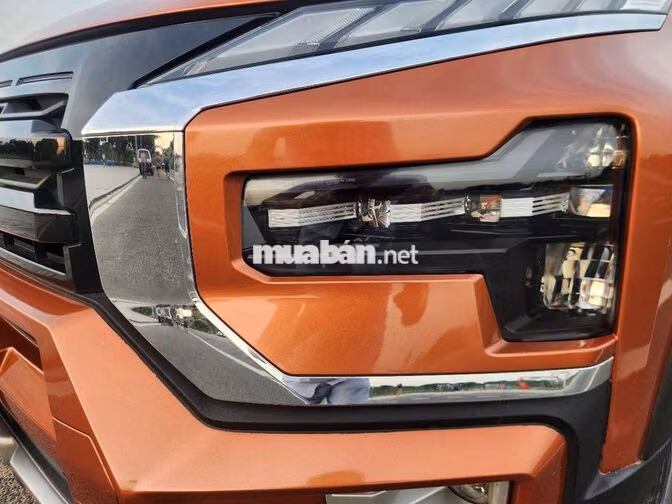 Mitsubishi Xpander Cross 7 chỗ màu Cam