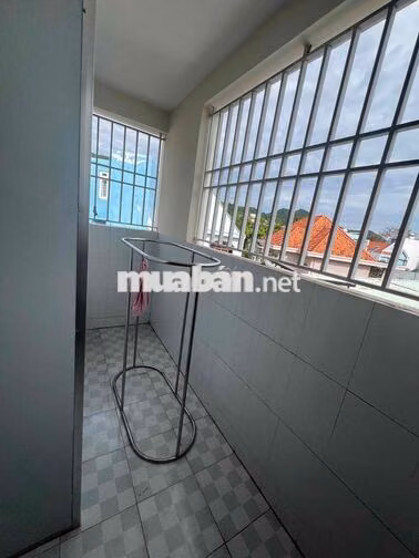 phòng trống lầu 2. thoáng mát.