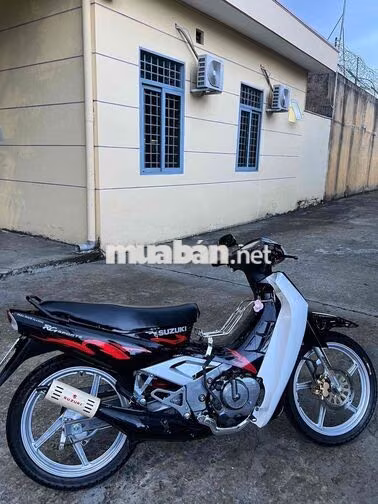 Suzuki RG Sports Đen, Trắng