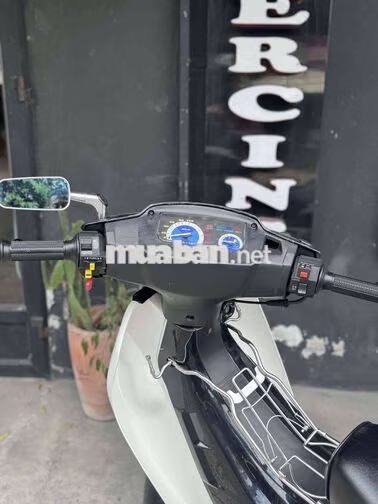 Suzuki RG Sports Đen, Trắng