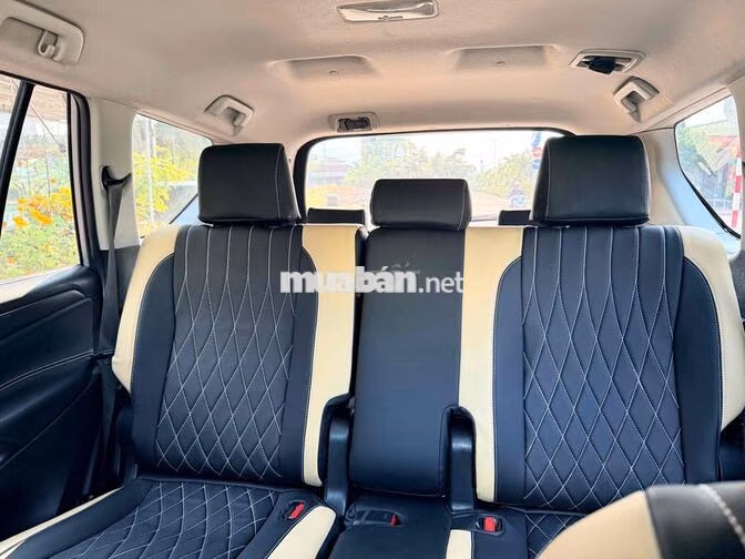 Toyota Innova 7 chỗ Bạc