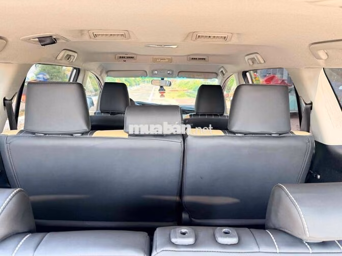 Toyota Innova 7 chỗ Bạc