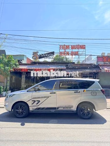Toyota Innova 7 chỗ Bạc