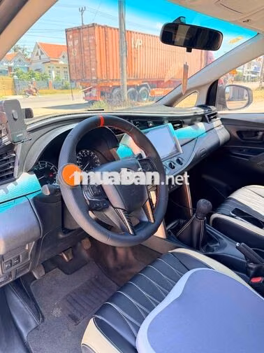 Toyota Innova 7 chỗ Bạc