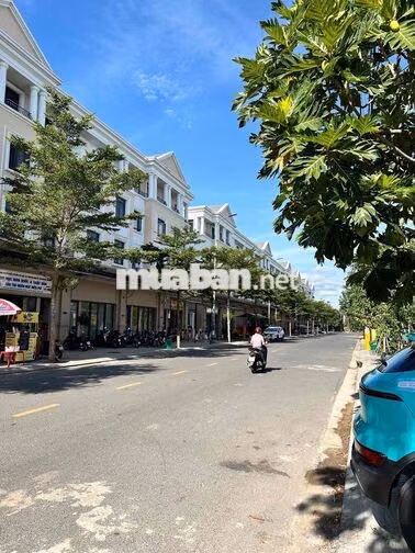 Cần bán căn Shophouse mặt tiền đường lớn Vincom Quảng Trị
