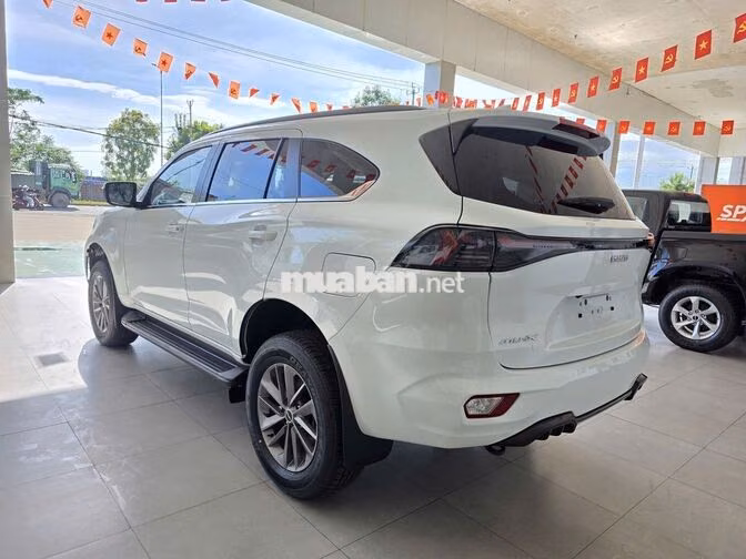 Isuzu MU-X B7 Plus 2025 Trắng 7 chỗ AT