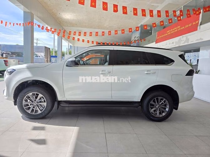 Isuzu MU-X B7 Plus 2025 Trắng 7 chỗ AT