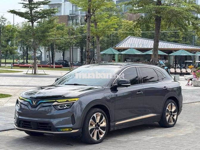VF8 Plus 2024 bản cao cấp nhất 2 màu nóc Đen