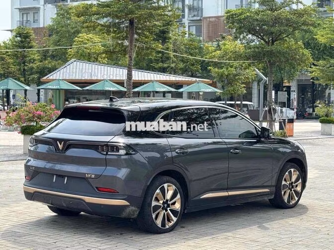 VF8 Plus 2024 bản cao cấp nhất 2 màu nóc Đen