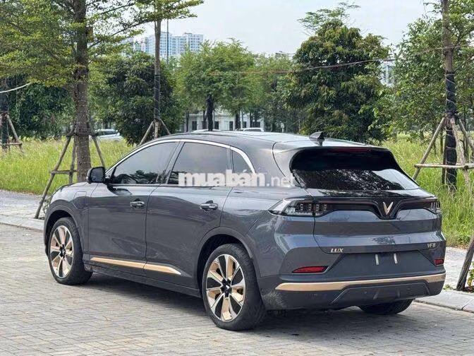 VF8 Plus 2024 bản cao cấp nhất 2 màu nóc Đen