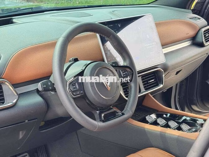 VF8 Plus 2024 bản cao cấp nhất 2 màu nóc Đen