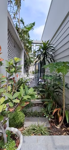 Nhà mới, cách đường lớn 1 căn nhà, chính chủ