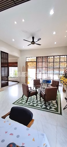 Nhà mới, cách đường lớn 1 căn nhà, chính chủ