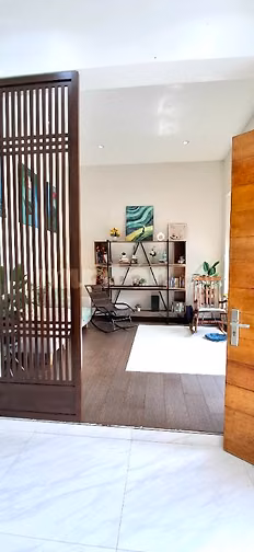 Nhà mới, cách đường lớn 1 căn nhà, chính chủ