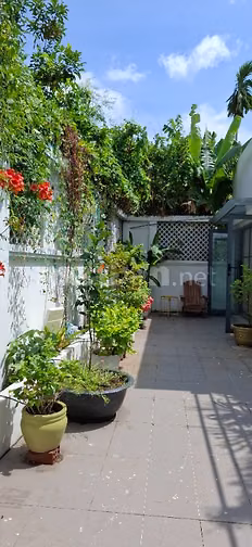 Nhà mới, cách đường lớn 1 căn nhà, chính chủ