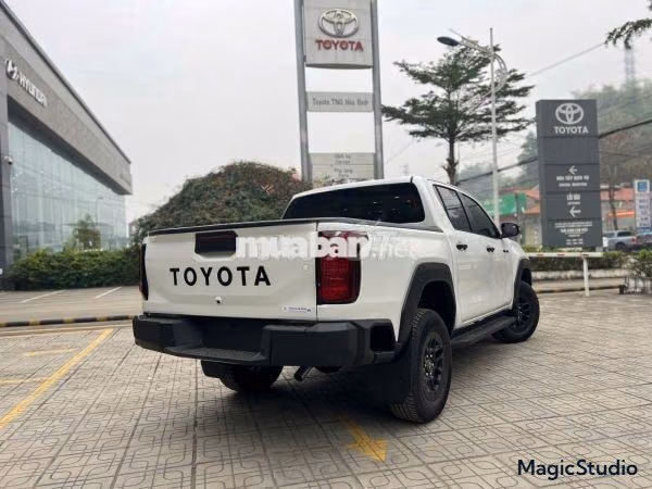 Toyota Hilux Pro 2.8L 4x2 AT 2026 - 671 Triệu