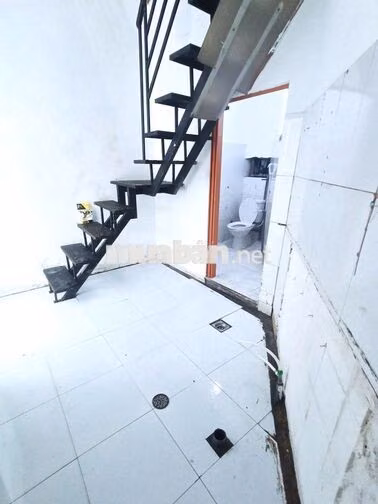 MẶT TIỀN NƠ TRANG LONG 7M NGANG CÓ GÁC LỬNG VỈA HÈ RỘNG CHO MỞ QUÁN ĂN
