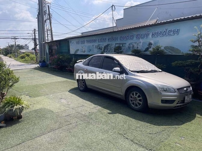 Ford Focus 5 chỗ màu Vàng cát