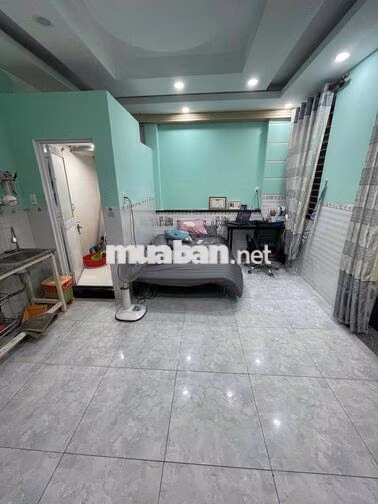 Phòng ban công mã L103 toilet riêng lối đi riêng