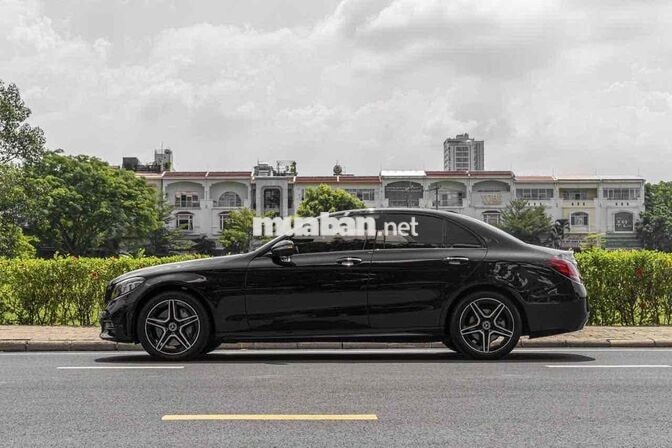 Mercedes C300 - 2020 mẫu facelift màu đen giá tốt