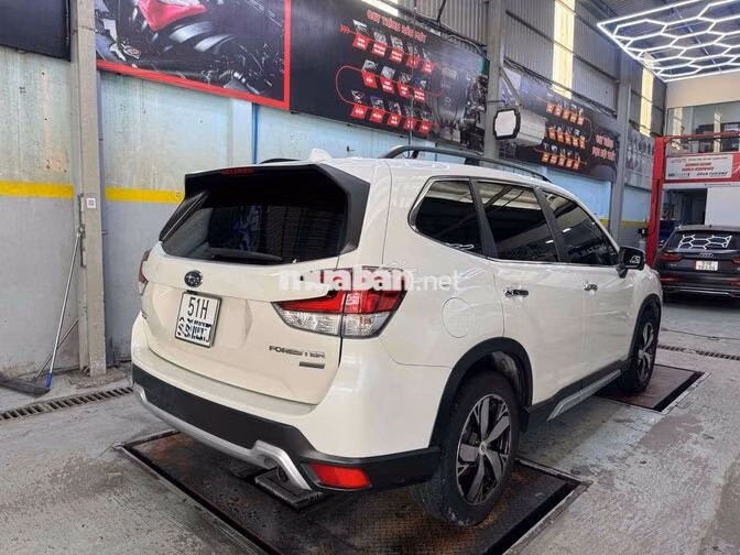 Subaru Forester bản full Trắng 5 chỗ