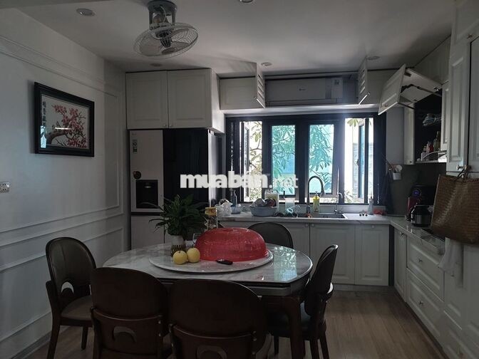 Cho hộ gia đình thuê căn góc 140m2