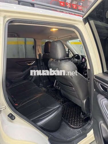 Subaru Forester bản full Trắng 5 chỗ