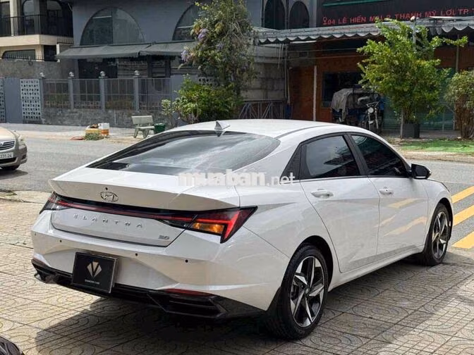 Hyundai Elantra 2.0 Cao cấp 2022 lướt mới 1.2V