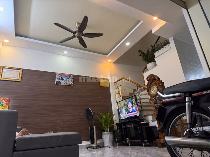 BÁN GẤP NHÀ MỚI ĐẸP RỘNG 65m x 4  TẦNG. TIỆN Ở HOẶC LÀM VĂN PHÒNG. 