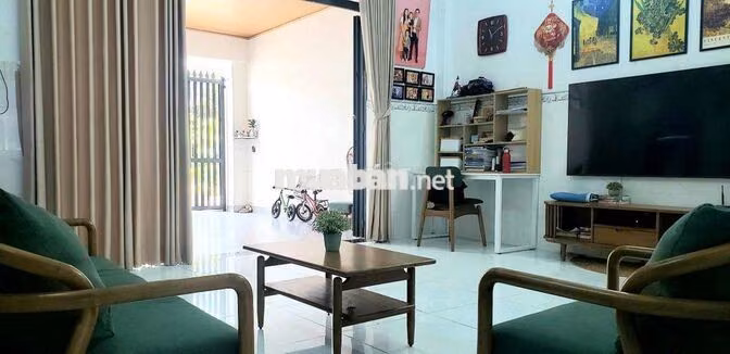Nhà Phú Lợi, gần vòng xoay Hiệp Thành 3, giá 8 triệu/tháng có máy lạnh