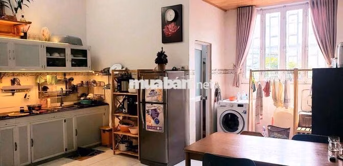 Nhà Phú Lợi, gần vòng xoay Hiệp Thành 3, giá 8 triệu/tháng có máy lạnh