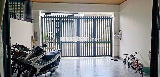 Nhà Phú Lợi, gần vòng xoay Hiệp Thành 3, giá 8 triệu/tháng có máy lạnh