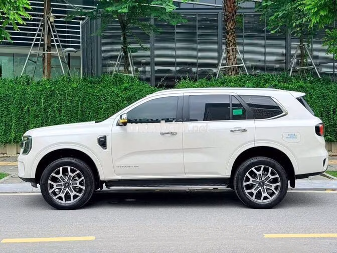 Ford Everest Titanium 2023 Trắng 3.9 vạn km