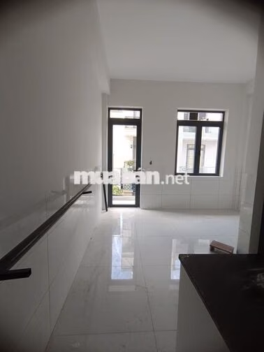 Nhà mới xây, hỗ trợ giữ phòng đến đầu tháng 9