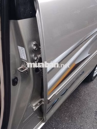 Toyota Innova Xe gia đình màu Bạc