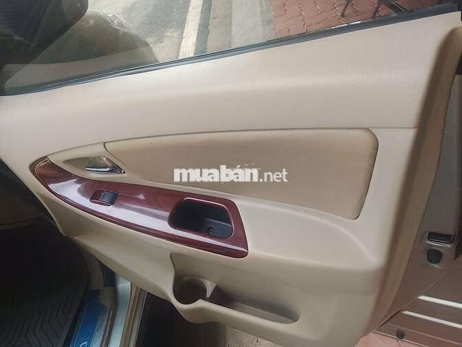 Toyota Innova Xe gia đình màu Bạc