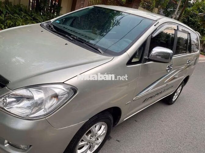 Toyota Innova Xe gia đình màu Bạc