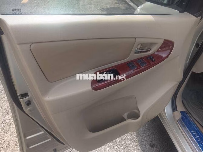 Toyota Innova Xe gia đình màu Bạc