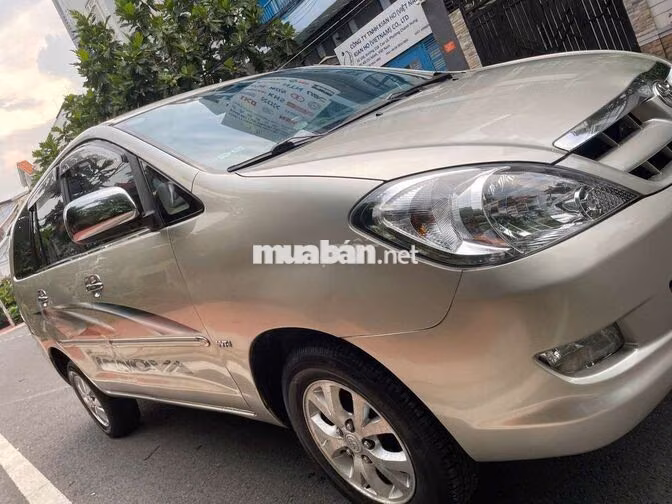 Toyota Innova Xe gia đình màu Bạc