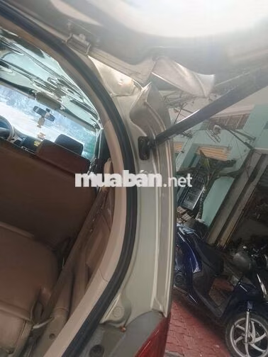 Toyota Innova Xe gia đình màu Bạc