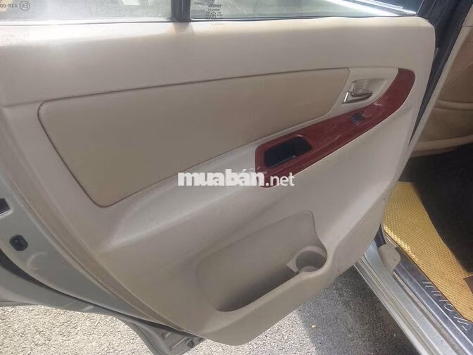 Toyota Innova Xe gia đình màu Bạc