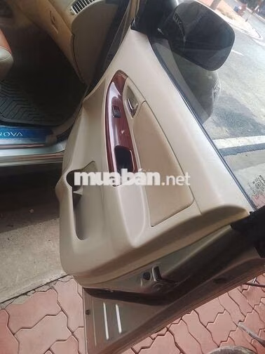 Toyota Innova Xe gia đình màu Bạc