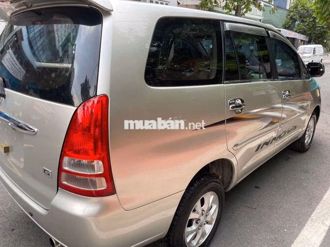 Toyota Innova Xe gia đình màu Bạc