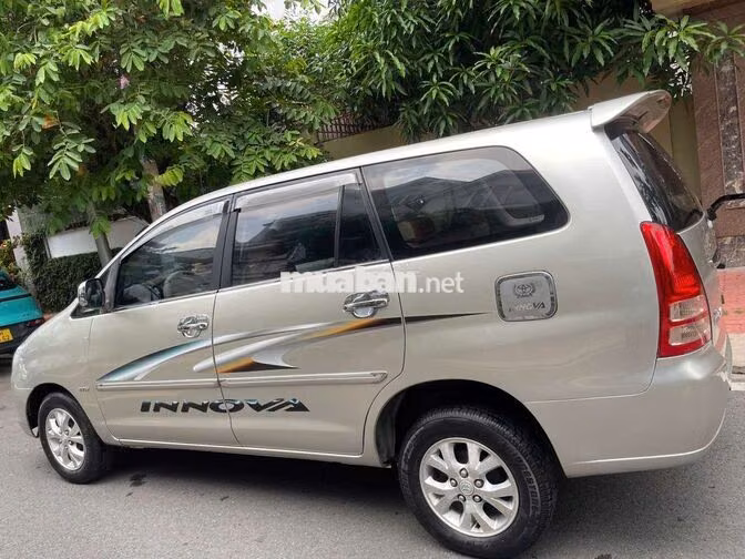 Toyota Innova Xe gia đình màu Bạc