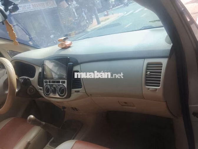 Toyota Innova Xe gia đình màu Bạc