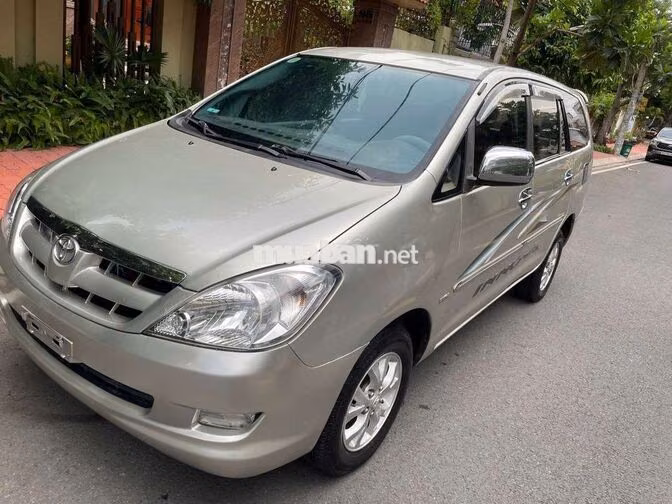 Toyota Innova Xe gia đình màu Bạc