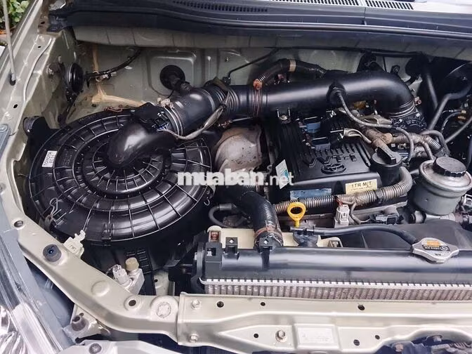 Toyota Innova Xe gia đình màu Bạc
