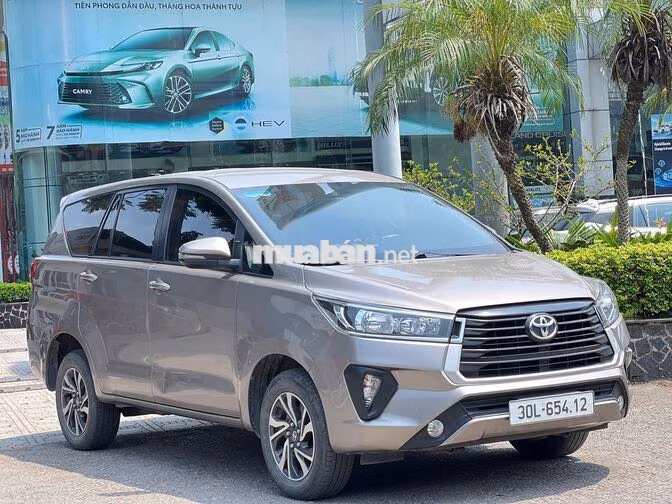 Toyota Innova 2.0E Số sàn 2022 Nâu Đồng