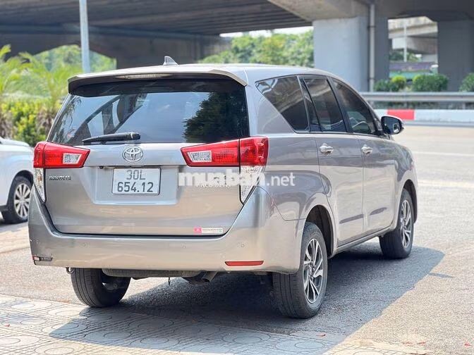 Toyota Innova 2.0E Số sàn 2022 Nâu Đồng