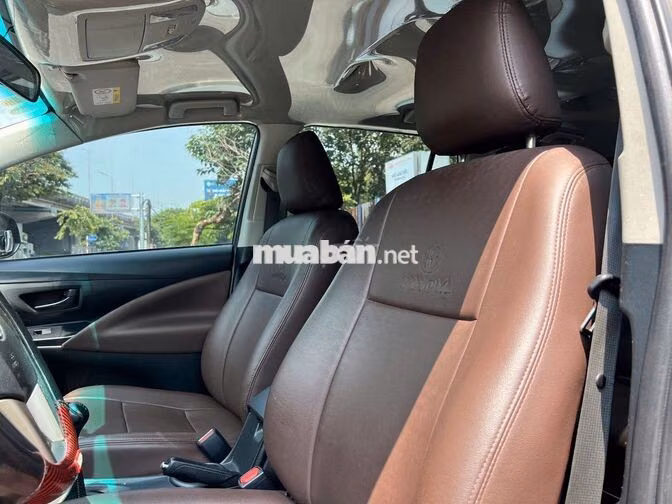 Toyota Innova 2.0E Số sàn 2022 Nâu Đồng